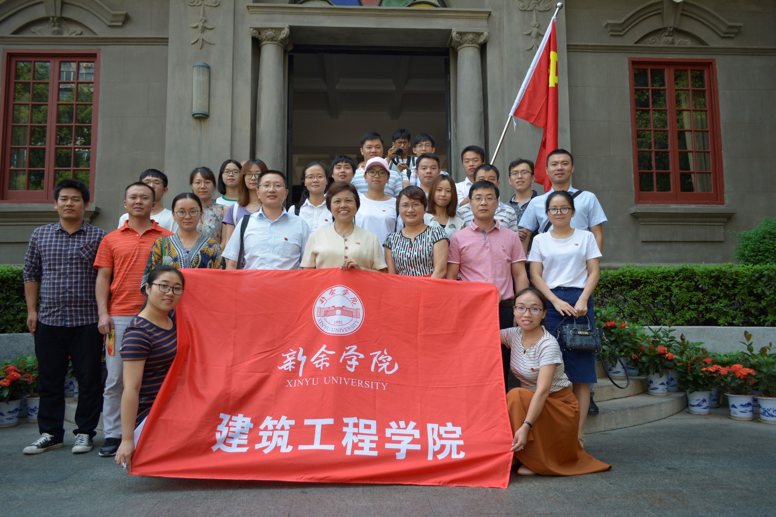 4 师生党员参观八一起义纪念馆.JPG